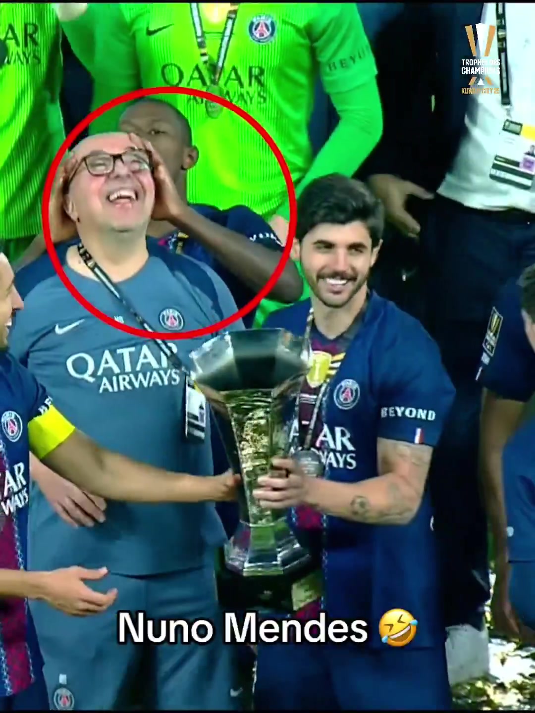 有趣一幕！队友捧杯庆祝夺冠，努诺·门德斯捧工作人员光头